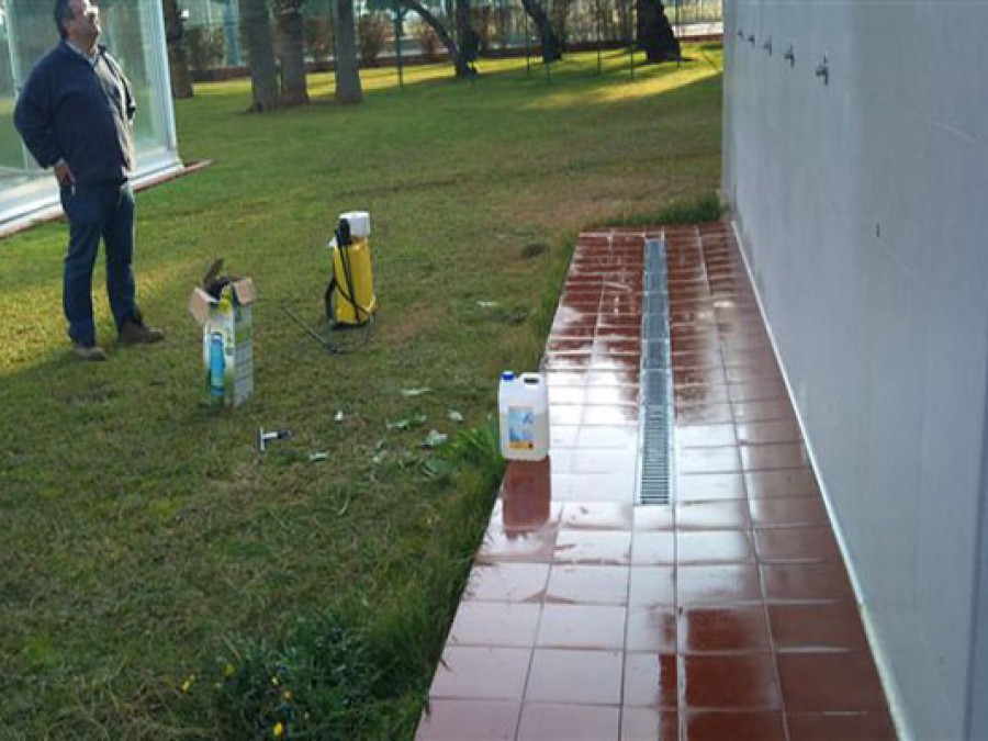 Aplitecan.  Tratamientos antideslizantes en piscina municipal de Puzol